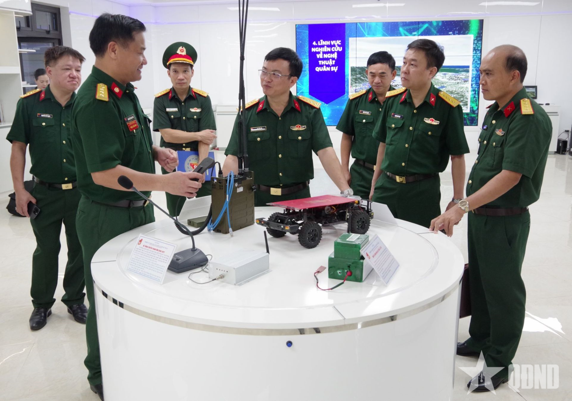 Trường Sĩ quan Chính trị trao đổi kinh nghiệm chuyển đổi số tại Trường Sĩ quan Thông tin